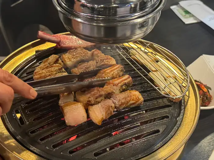 손으로 프렌치랙을 집는 모습