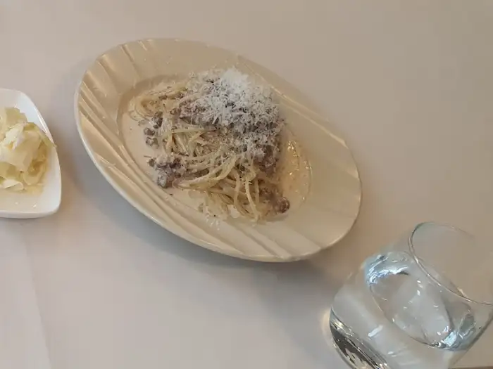 치즈가 뿌려진 크림 파스타