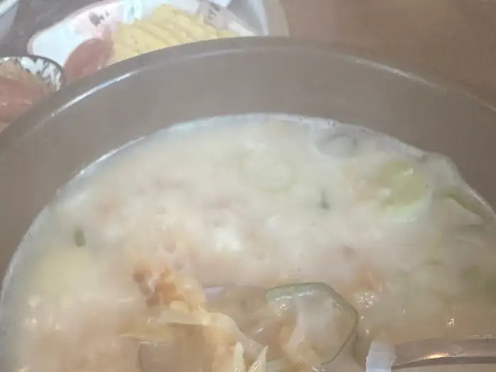 김이 모락모락 나는 황태해장국
