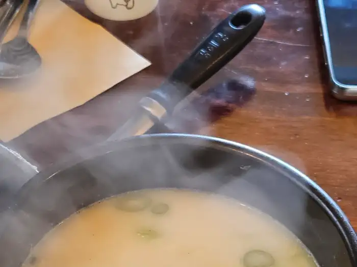 김이 피어오르는 뚝배기