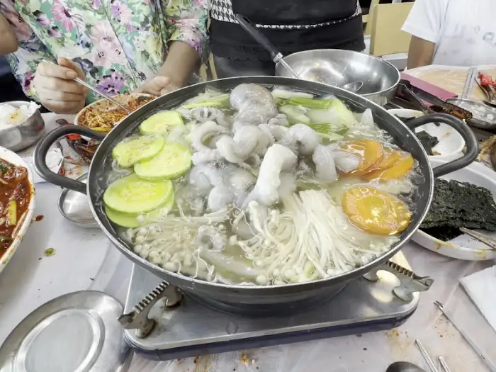 김이 모락모락 나는 통큰해물전골