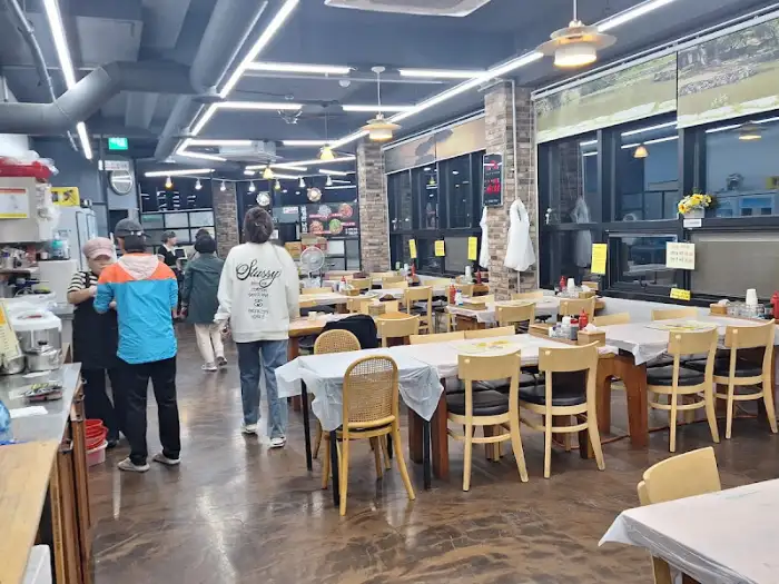 깔끔하게 정돈된 식당 내부 모습