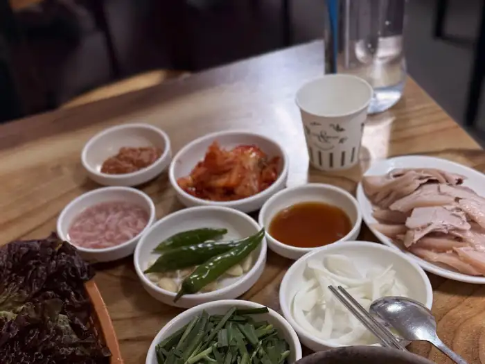 고기와 곁들임 반찬, 국물이 함께 나온 상차림