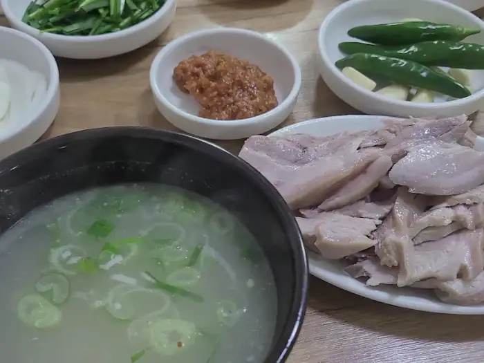맑고 깔끔한 국물과 수육