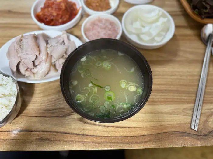 밥과 국물, 수육이 함께 놓인 모습