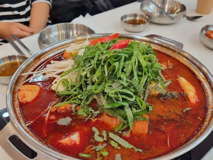 얼큰해 보이는 감자탕 메뉴