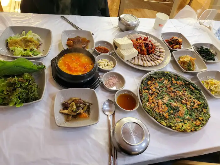 메인 요리와 반찬들