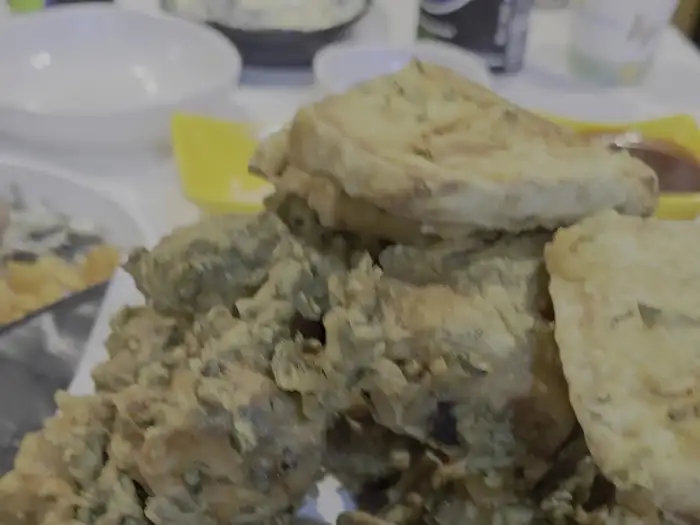 바삭하게 튀겨진 깻잎치킨 조각