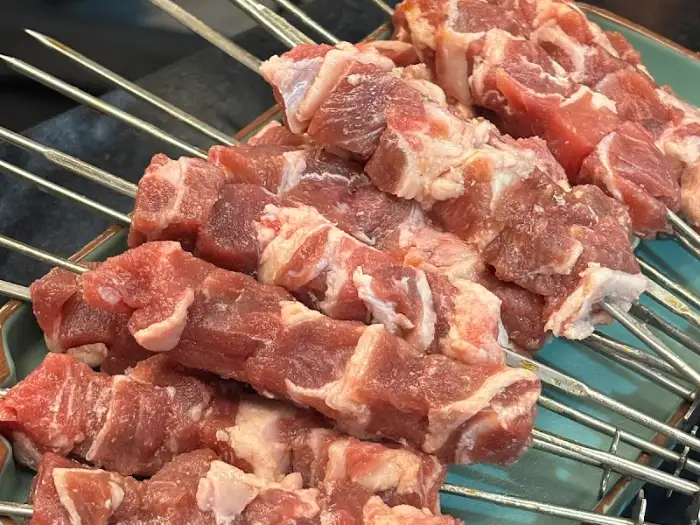 신선한 양꼬치 꼬치들이 준비된 모습