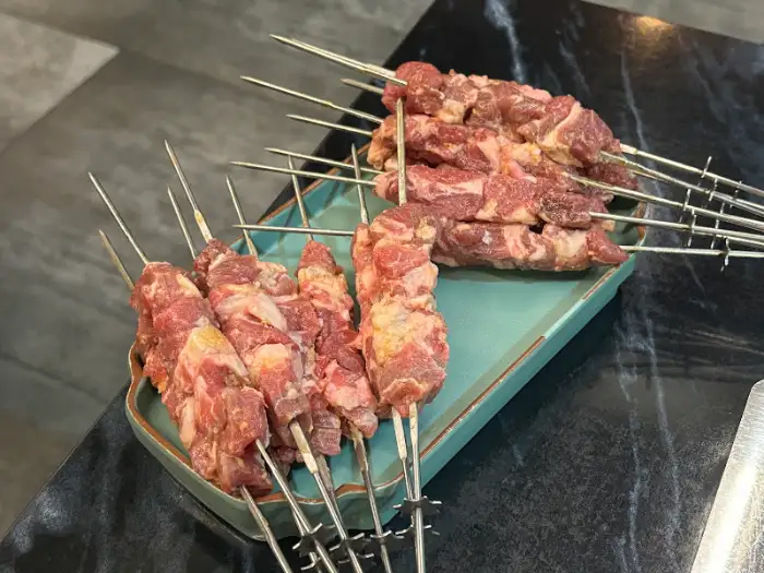 먹음직스럽게 담겨 나온 블랙 꿔바로우