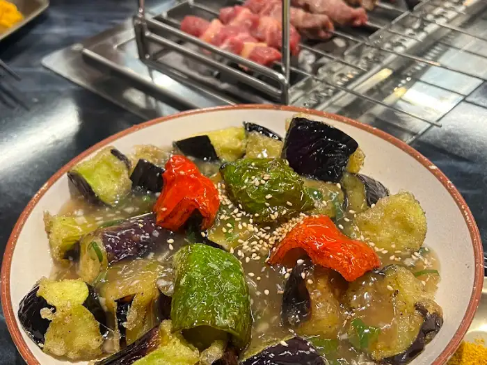 가지와 고추가 어우러진 중독적인 맛의 요리