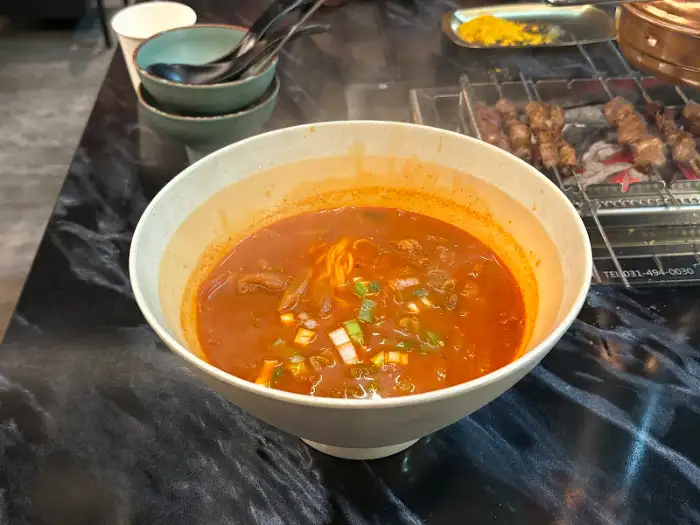 푸짐한 옥면 한 그릇