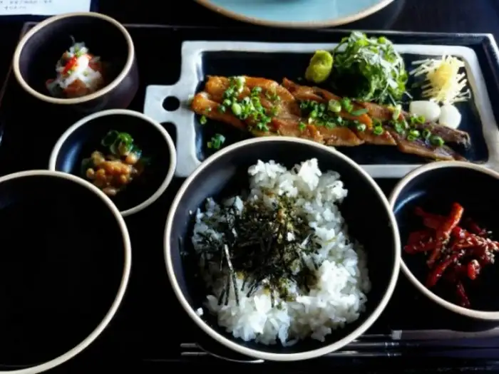 밥, 반찬, 생선구이 등 다양한 메뉴 구성