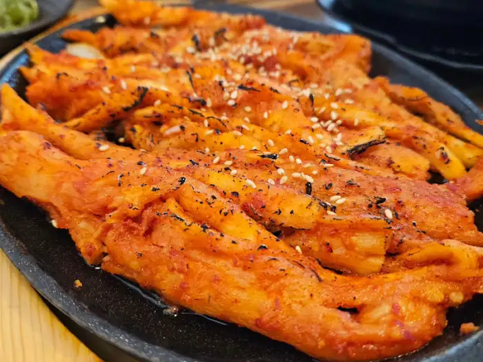 잘 익은 흑돈 더덕 볶음