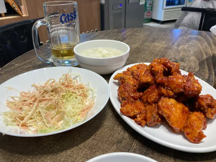 시원한 맥주와 곁들여 먹기 좋은 치킨, 샐러드, 치킨무