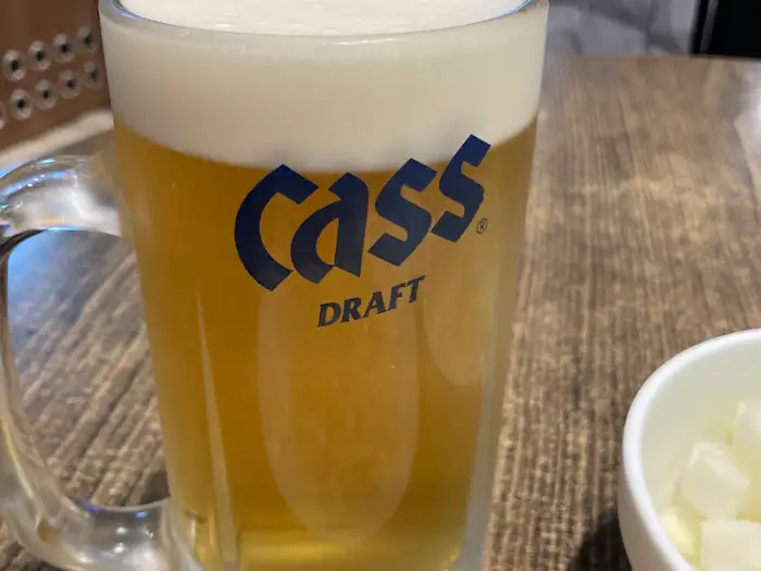 맥주 잔에 부드러운 거품이 가득 담겨 있다.