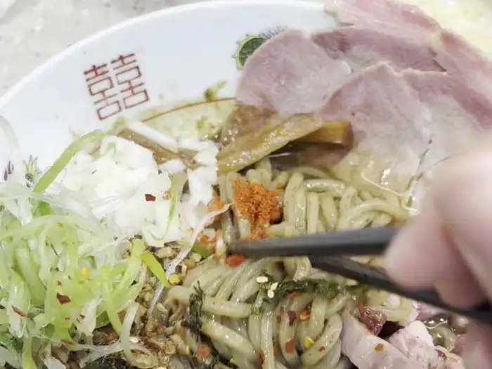 라면에 고춧가루를 뿌리는 모습