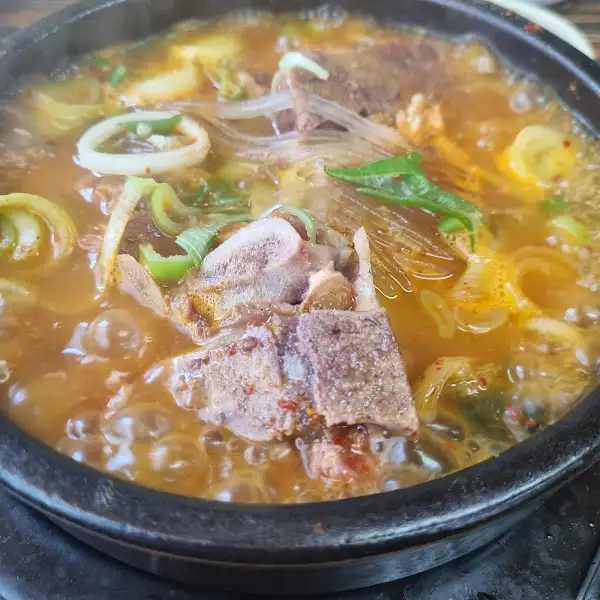 감자탕 뚝배기 근접샷