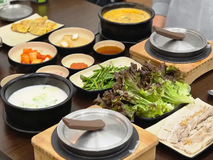 다양한 국밥과 반찬이 차려진 테이블 모습
