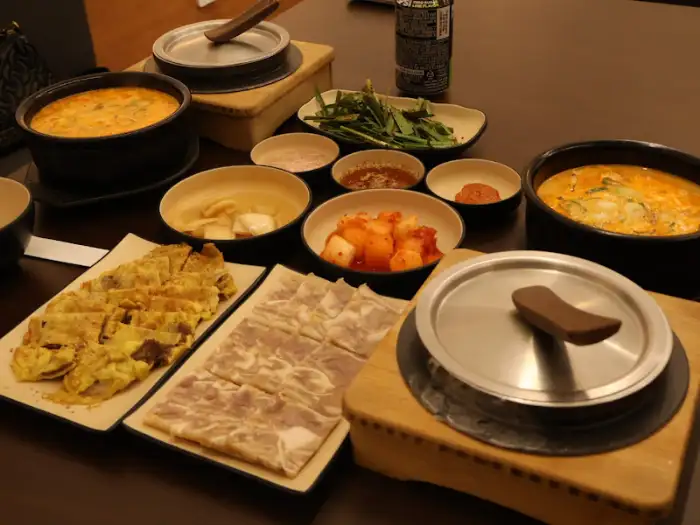 국밥, 수육, 육전 등 푸짐한 한 상 차림
