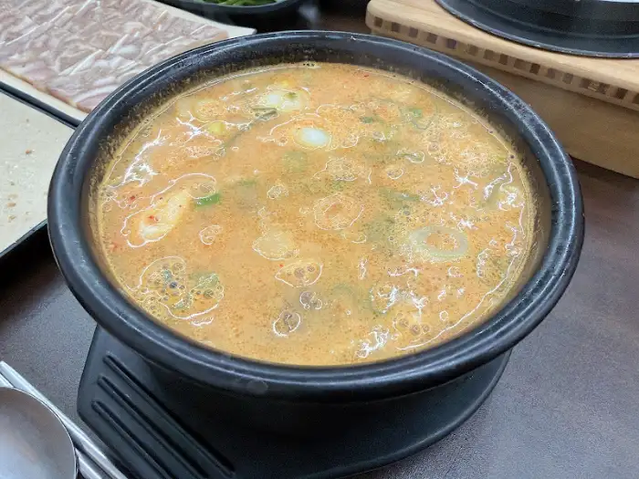 얼큰한 국물의 한식교 국밥