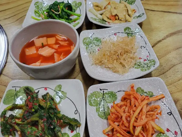 정갈하게 차려진 밑반찬들
