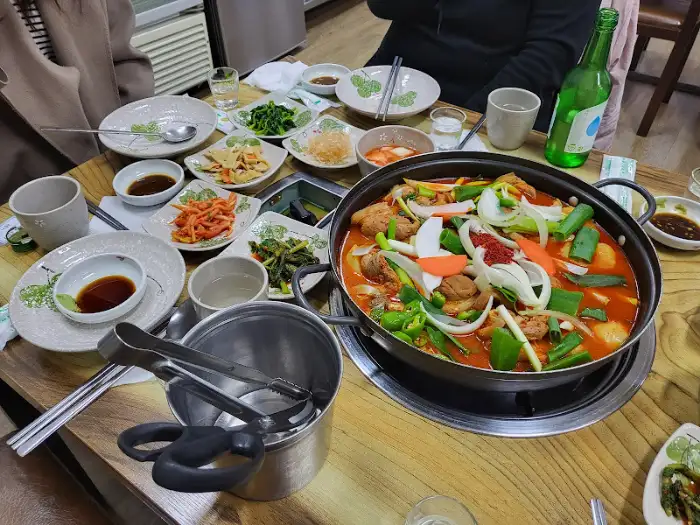 메인 요리인 족도리탕이 끓고 있는 모습