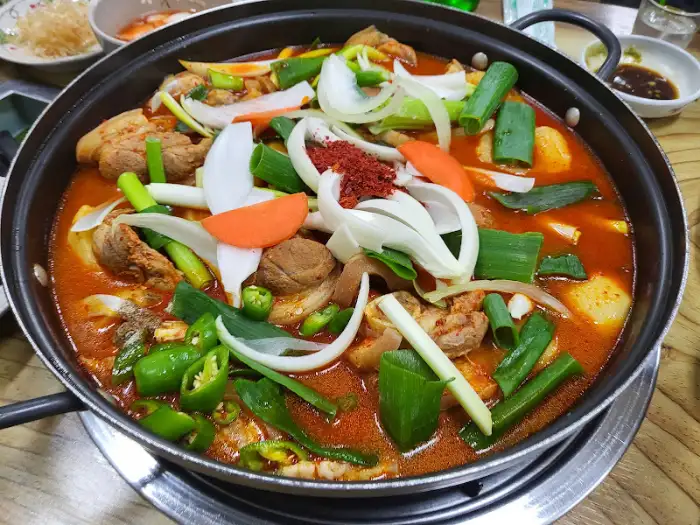 족도리탕의 닭고기 조각과 채소들