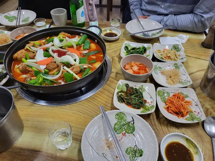 테이블에 펼쳐진 푸짐한 한상차림