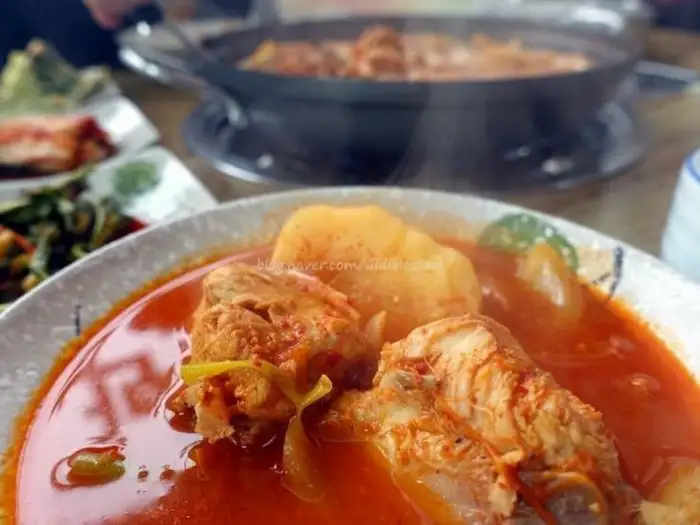 족도리탕 국물 속 큼직한 닭고기 조각