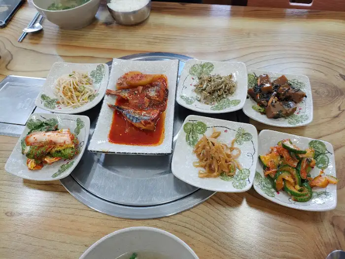 다양한 밑반찬이 플레이팅된 모습