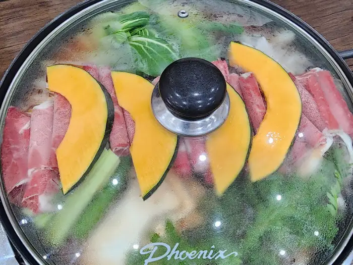 만두전골 끓는 모습 (뚜껑 덮인 상태)