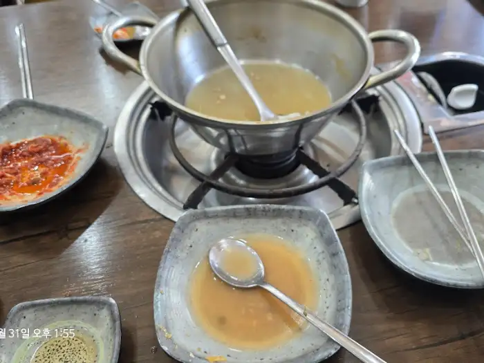 만두전골 식사 후 남은 냄비와 그릇