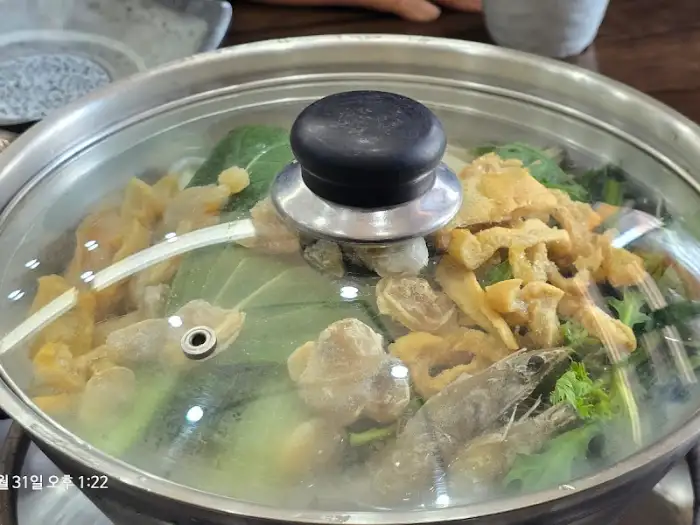 만두전골 끓는 모습 (뚜껑 덮인 상태, 다른 각도)