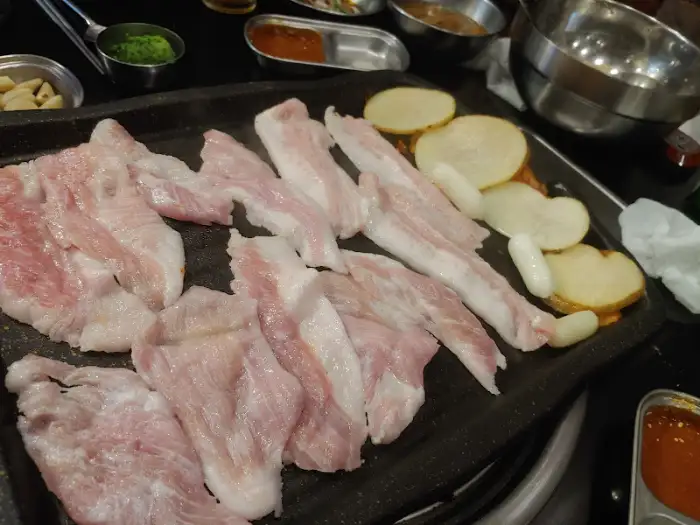 두툼하게 썰린 생고기와 감자 슬라이스
