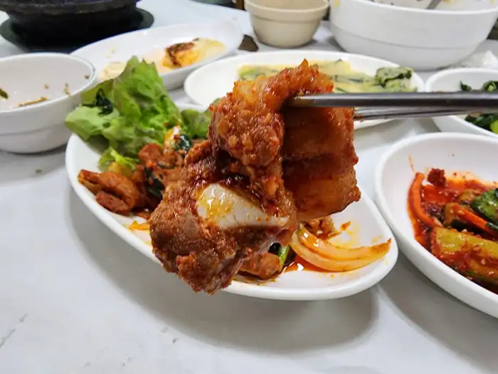 양념장에 비벼 먹는 곤드레밥