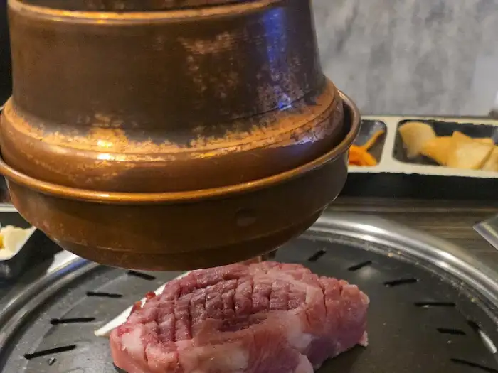 두툼한 고기가 화로 위에 놓인 모습