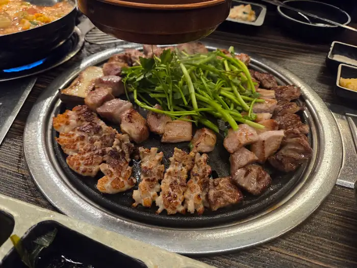 노릇하게 구워진 돼지고기와 야채