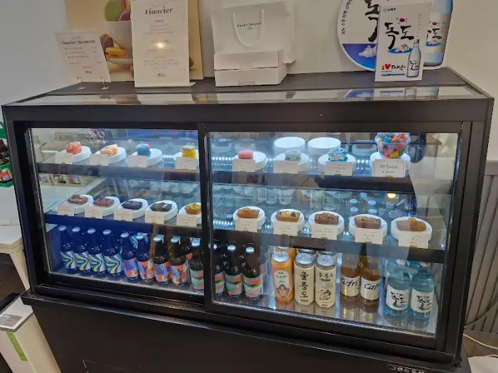 진열된 다양한 디저트와 음료