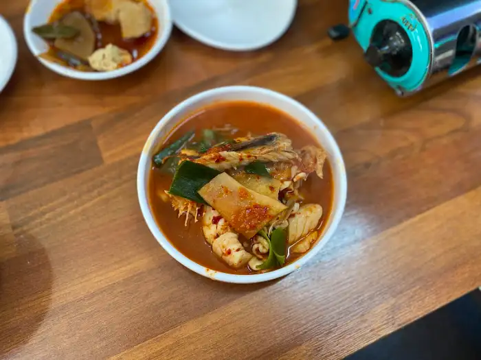 앞접시에 덜어낸 동태찌개와 밥