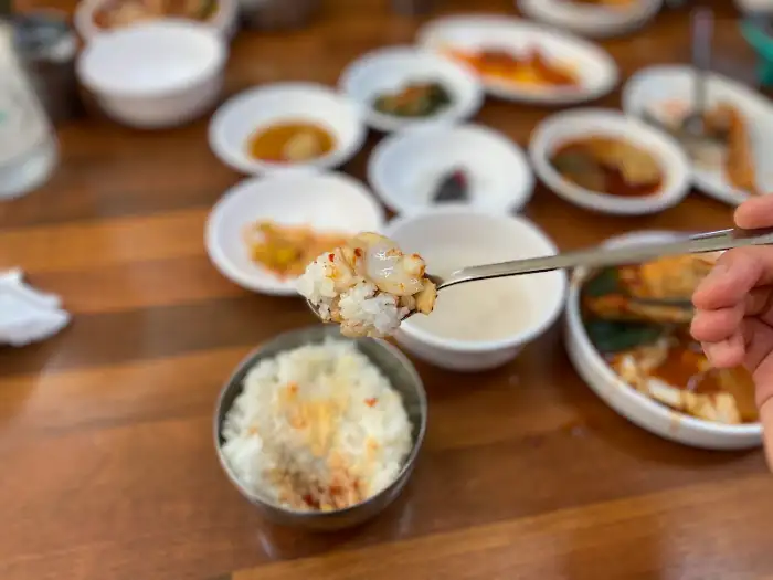 수저에 밥과 함께 담아낸 동태살