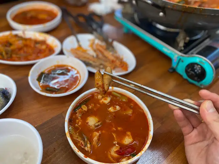 앞접시에 덜어 국물을 맛보는 모습