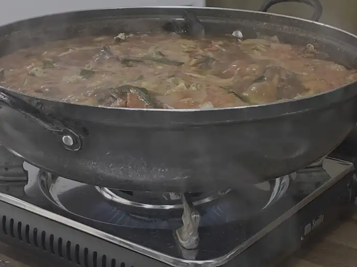 끓고 있는 동태찌개 냄비 클로즈업