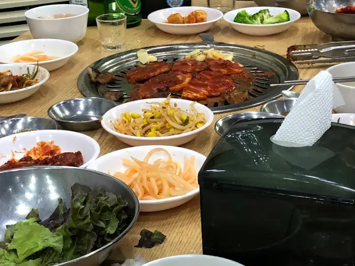 테이블에 차려진 점심 식사