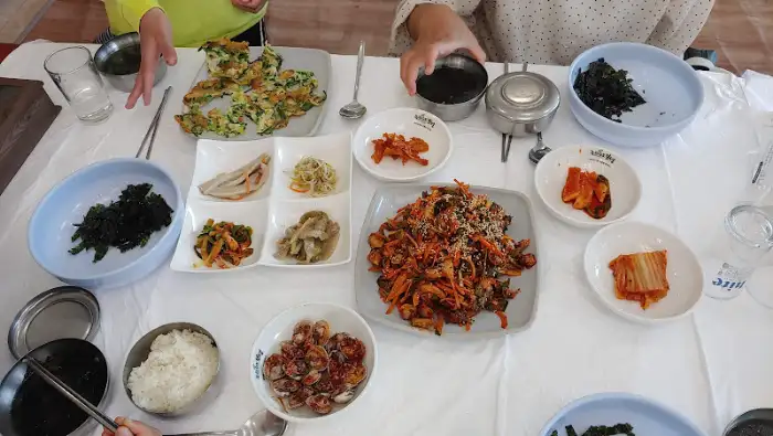 푸짐하게 차려진 전어정식 한상차림