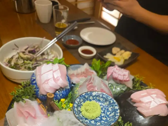 다양한 사시미가 푸짐하게 담겨 있는 모습