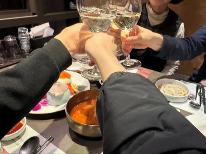 와인잔을 부딪히는 모습