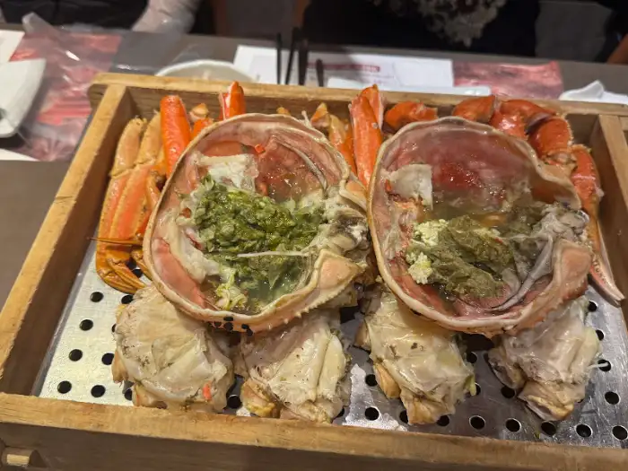 김이 모락모락 나는 대게찜