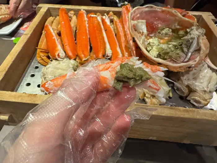 손으로 대게 살을 발라내는 모습