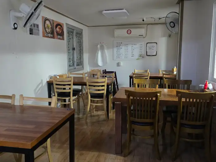 한베식당 내부 테이블